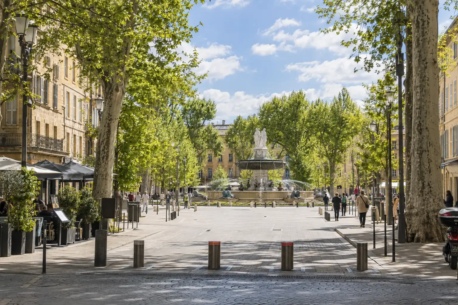 La fontaine de la Rotonde à Aix-en-Provence, à l’entrée du cours Mirabeau et de ses platanes, un matin clair