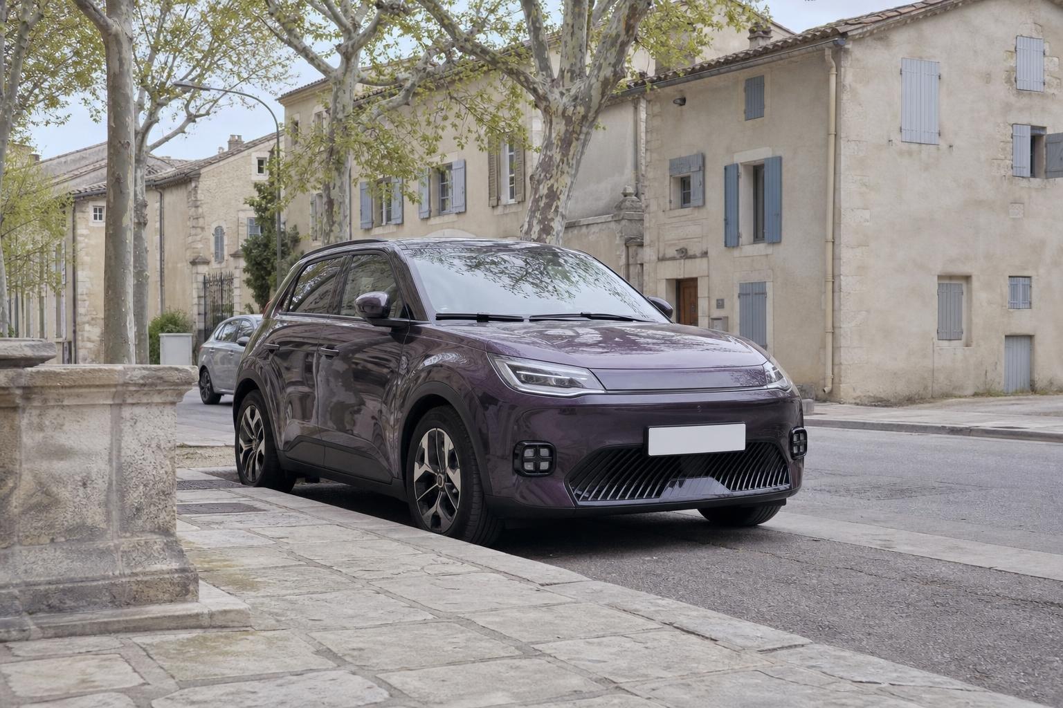 Voiture de VTC électrique pourpre garée sur une route de village du Luberon, VTC ou taxi : le choix du voyageur