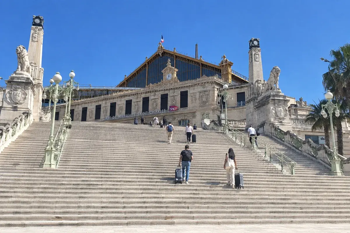 Le grand escalier de la gare Saint-Charles à Marseille, en plein soleil