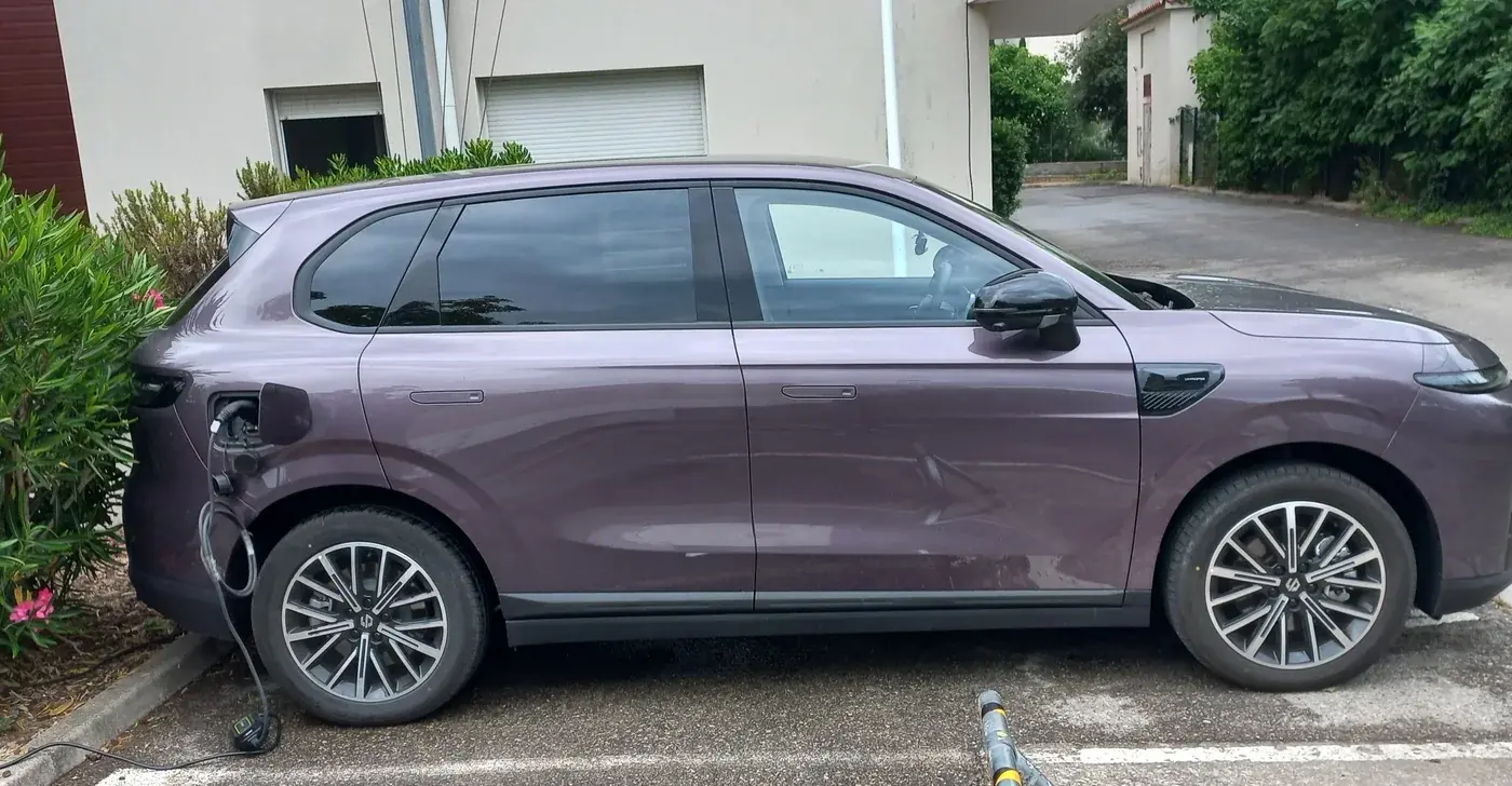 La Leapmotor B10 pourpre de Dominique branchée à une borne de recharge