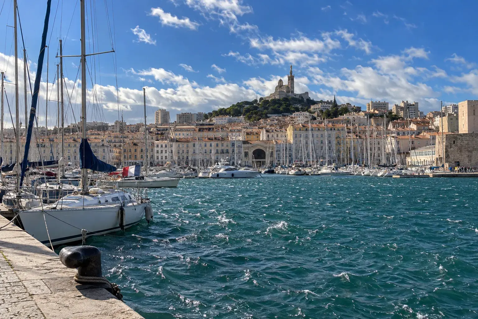 Le Vieux-Port de Marseille et ses voiliers, Notre-Dame-de-la-Garde sur sa colline, un jour de vent