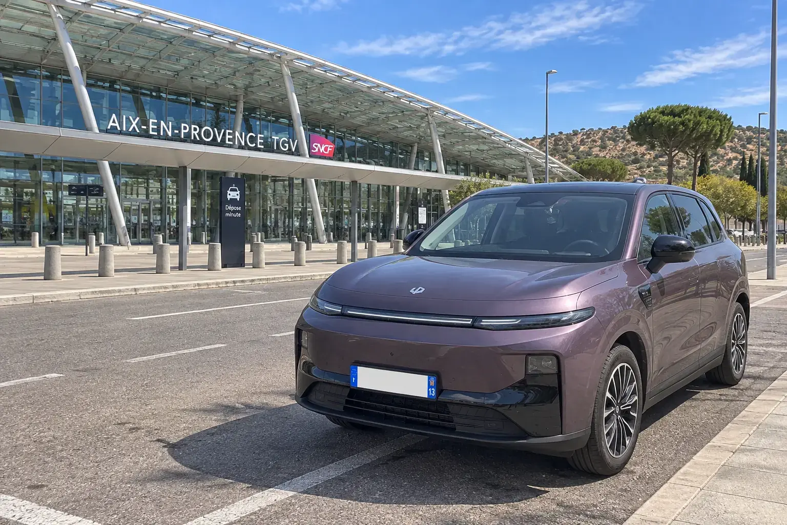 La Leapmotor B10 pourpre de Dominique garée à la dépose minute de la gare d’Aix-en-Provence TGV, ciel bleu de mistral