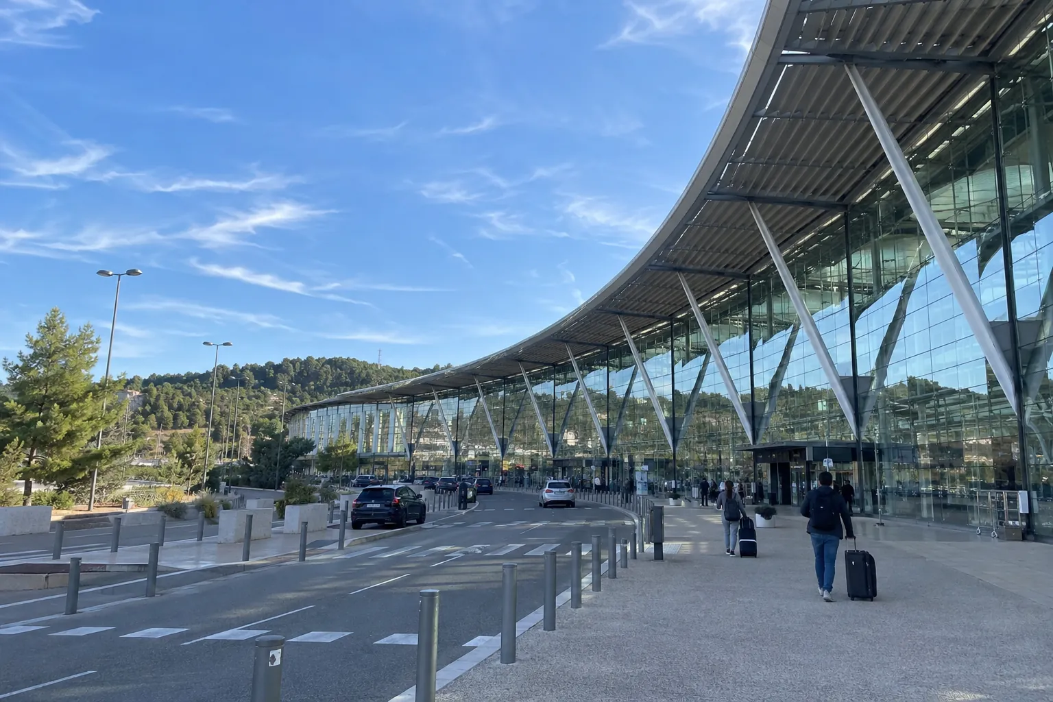 La gare d'Aix-en-Provence TGV sur le plateau de l'Arbois, sa longue façade de verre et la voie de dépose